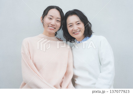 レトロ感のある仲良し母娘のポートレート レトロ感のある仲良し母娘のポートレート 137077923