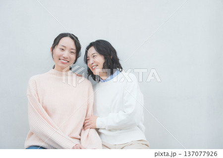 レトロ感のある仲良し母娘のポートレート 137077926