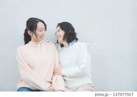 レトロ感のある仲良し母娘のポートレート レトロ感のある仲良し母娘のポートレート 137077927