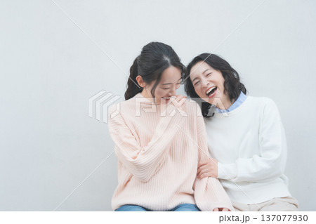 レトロ感のある仲良し母娘のポートレート 137077930