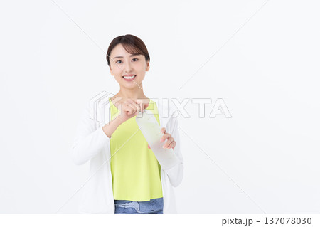 フィットネスウェアの若い女性 フィットネスウェアの若い女性 137078030