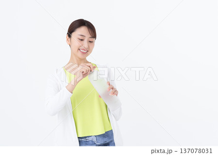 フィットネスウェアの若い女性 フィットネスウェアの若い女性 137078031