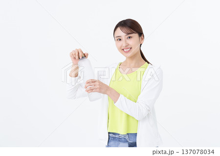 フィットネスウェアの若い女性 137078034