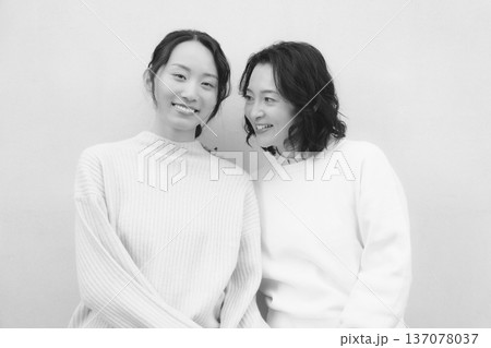 モノクロームな仲良し母娘のポートレート モノクロームな仲良し母娘のポートレート 137078037