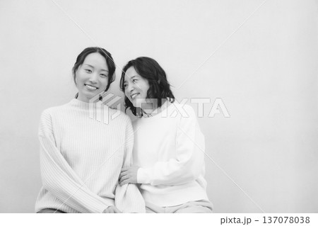 モノクロームな仲良し母娘のポートレート モノクロームな仲良し母娘のポートレート 137078038