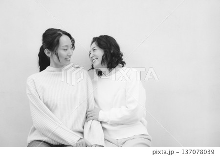 モノクロームな仲良し母娘のポートレート 137078039