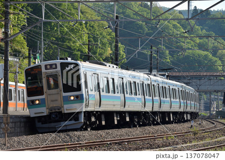 中央本線を走る211系普通電車 137078047