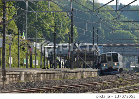 初夏の上野原駅にて 137078053