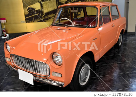 ショールームに展示された車 137078110