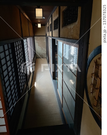 レトロな街並み兵庫県たつの市御津町室津の民俗館の廊下、元豪商魚屋の建物脇本陣 レトロな街並み兵庫県たつの市御津町室津の民俗館の廊下、元豪商魚屋の建物脇本陣 137078325