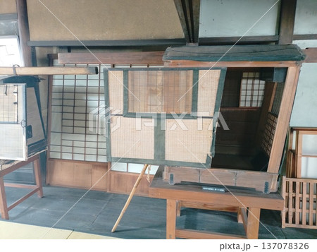 レトロな街並み兵庫県たつの市御津町室津の民俗館の昔の道具、かご、駕籠、元豪商魚屋の建物脇本陣 レトロな街並み兵庫県たつの市御津町室津の民俗館の昔の道具、かご、駕籠、元豪商魚屋の建物脇本陣 137078326