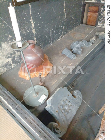 レトロな街並み兵庫県たつの市御津町室津の民俗館の昔の道具、元豪商魚屋の建物脇本陣 137078328