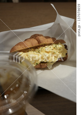 食卓に並べられたクロワッサン 食卓に並べられたクロワッサン 137078659
