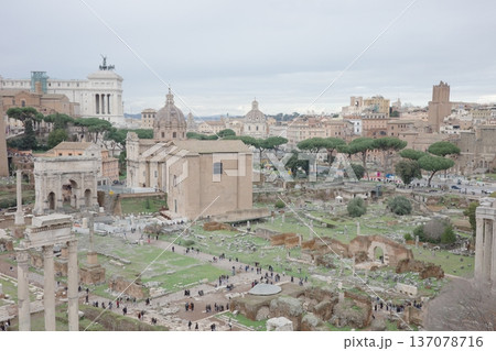 イタリアの首都ローマにある遺跡群、フォロロマーノ イタリアの首都ローマにある遺跡群、フォロロマーノ 137078716