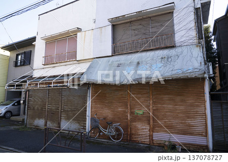 シャッター商店街の潰れた理容室 シャッター商店街の潰れた理容室 137078727