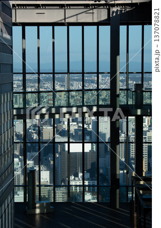 高層ビルの展望台から望む都市風景のイメージ 137078821
