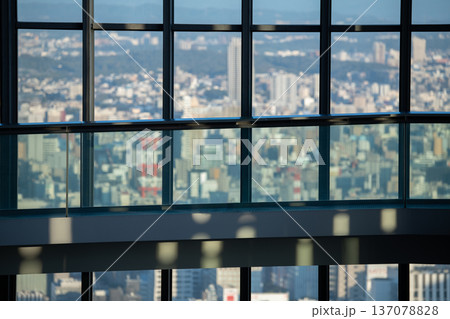高層ビルの展望台から望む都市風景のイメージ 137078828