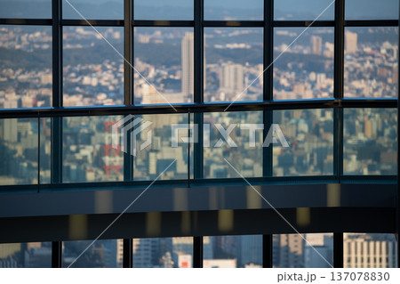 高層ビルの展望台から望む都市風景のイメージ 高層ビルの展望台から望む都市風景のイメージ 137078830