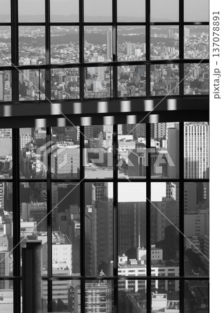 高層ビルの展望台から望む都市風景のイメージ 高層ビルの展望台から望む都市風景のイメージ 137078891