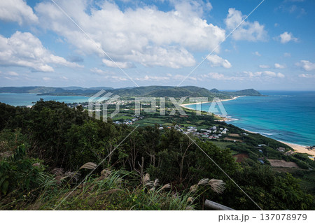 鹿児島県奄美大島加世間峠青の継ぎ目 鹿児島県奄美大島加世間峠青の継ぎ目 137078979