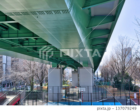 下から見上げた名古屋高速道路の都市景観 137079249