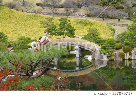 日本庭園三景園の景色 137079717