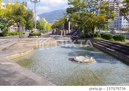 呉市蔵本通り水の広場の景色 呉市蔵本通り水の広場の景色 137079736