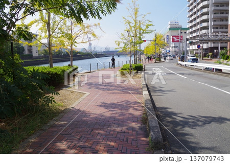 呉市蔵本通りと歩道の景色 呉市蔵本通りと歩道の景色 137079743