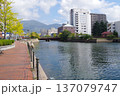 呉市を流れる界川河畔の景色 137079747