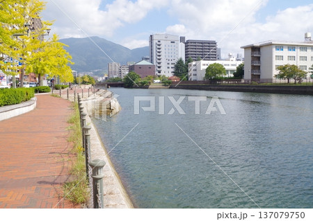 呉市を流れる界川の景色 137079750
