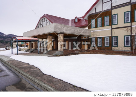 冬季閉園中のゆにガーデンのセンターハウス 137079899