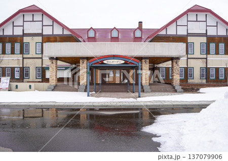 冬季閉園中のゆにガーデンのセンターハウス 137079906