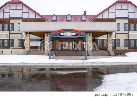 冬季閉園中のゆにガーデンのセンターハウス 137079908