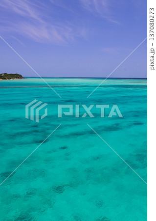 池間島に広がる透明度の高いターコイズブルーン海 137080273