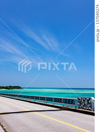 池間大橋から望むターコイズブルーの海と青空の風景 池間大橋から望むターコイズブルーの海と青空の風景 137080274