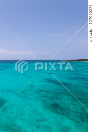 池間島に広がる透明度の高いターコイズブルーの海 137080275