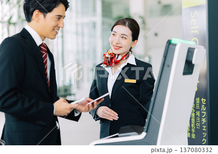 空港で働くグランドスタッフ　「撮影協力：神戸空港（UKB）」 137080332