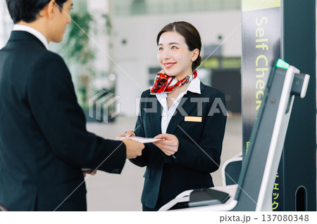 空港で働くグランドスタッフ　「撮影協力：神戸空港（UKB）」 137080348