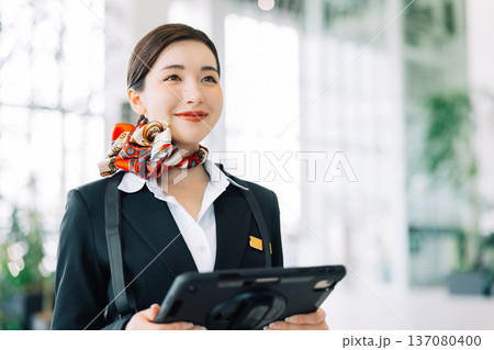 タブレットを持つ空港のグランドスタッフ 「撮影協力:神戸空港(UKB)」 タブレットを持つ空港のグランドスタッフ 「撮影協力:神戸空港(UKB)」 137080400