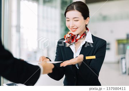 空港のカウンターで働くグランドスタッフ　「撮影協力：神戸空港（UKB）」 137080411