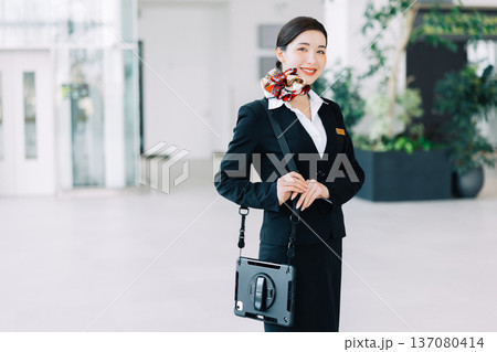 空港のグランドスタッフ　「撮影協力：神戸空港（UKB）」 137080414