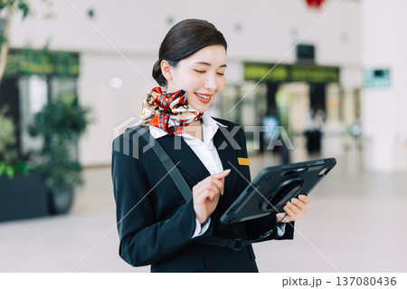 タブレットを持つ空港のグランドスタッフ　「撮影協力：神戸空港（UKB）」 137080436