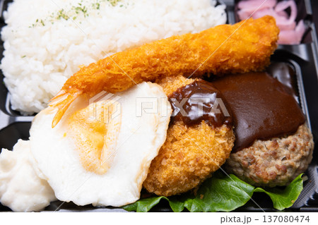 おいしいエビフライが入った洋食弁当 おいしいエビフライが入った洋食弁当 137080474