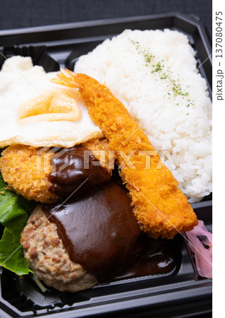 おいしいエビフライが入った洋食弁当 おいしいエビフライが入った洋食弁当 137080475