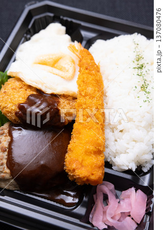 おいしいエビフライが入った洋食弁当 137080476