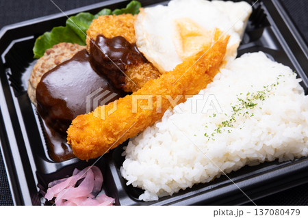 おいしいエビフライが入った洋食弁当 おいしいエビフライが入った洋食弁当 137080479