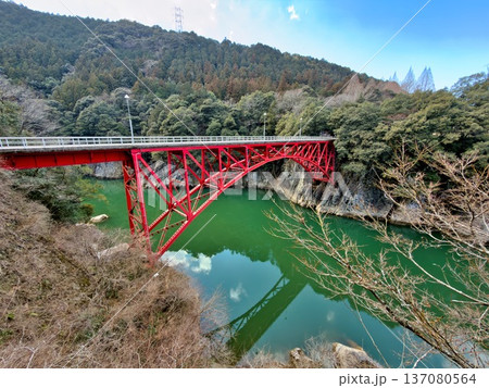 岐阜県八百津町の蘇水峡にかかる赤い橋と水面のリフレクション 岐阜県八百津町の蘇水峡にかかる赤い橋と水面のリフレクション 137080564