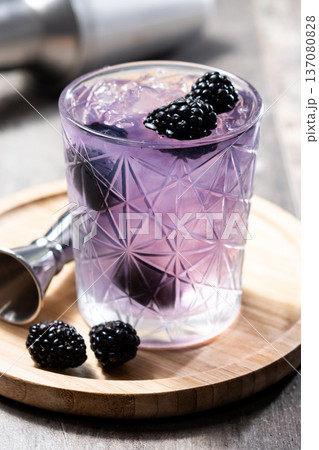 Bramble cocktail with blackberries and crushed Ice. 137080828