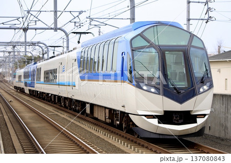 近鉄名古屋線を走る観光特急しまかぜ 137080843