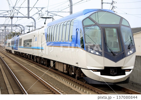 近鉄名古屋線を走る観光特急しまかぜ 137080844